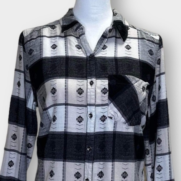 MAURICES Black and White Button Down With Chest Pocket Size Medium - Picture 2 of 3